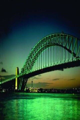 Emerald Reflections: The Enchantment of Green Harbour 🌉💚