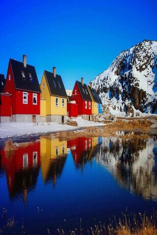 Colorful Reflections of Greenland 🌈🏔️