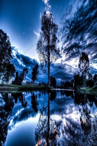 Twilight Reflections: A Dance of Sky and Water 🌌🌊