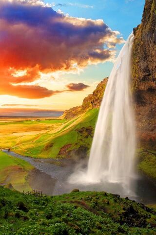 Majestic Seljalandsfoss: Nature's Masterpiece in Iceland 🌅💦
