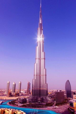 Soaring High: The Iconic Burj Khalifa 🌆✨