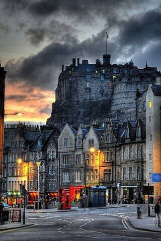 Majestic Edinburgh Castle: A Timeless Guardian of the City 🏰🌅