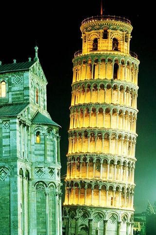 The Iconic Leaning Tower: A Nighttime Marvel 🌙🏰