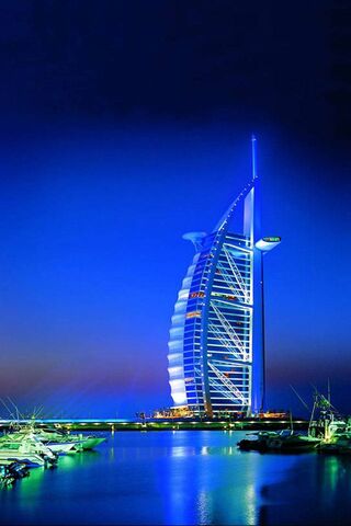 Dubai's Iconic Night Gl..