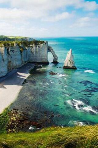 Coastal Serenity: Nature's Masterpiece 🌊🏞️