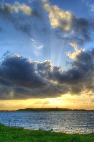 Sunset Serenity: Nature's Canvas 🌅