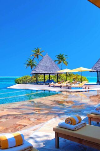 Paradise Awaits: A Slice of Tropical Luxury 🌴🏖️