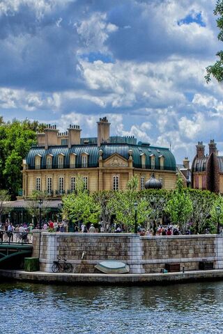 Charming Waterside Retreat 🌊🏛️