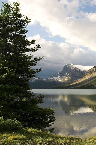 Tranquil Peaks: Nature's Masterpiece 🌄🌲