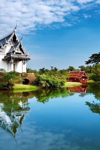 Serenity in Thailand: A Reflection of Beauty 🌅🏯