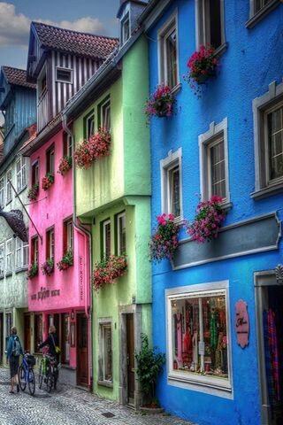 Vibrant Streets of Charm 🌈🏡