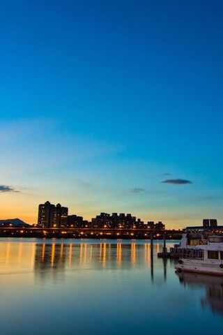Twilight Reflections Over Taipei 🌅