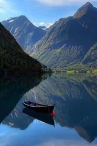 Tranquil Reflections: A Serene Escape 🌄🚣