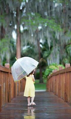 Petite Fille Sous La Pluie Fond D Ecran Telecharger Sur Votre Mobile Depuis Phoneky