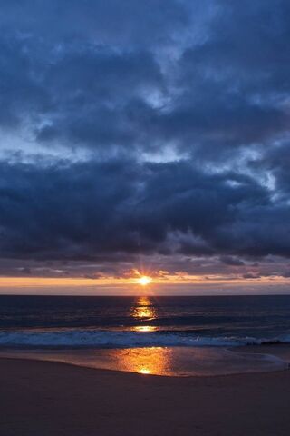Golden Horizon: A Sunse..