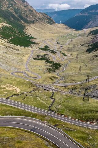 Winding Wonders of Transfagarasan 🚗🌄