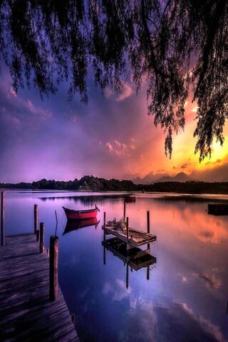 Twilight Reflections: A Serene Evening by the Water 🌅