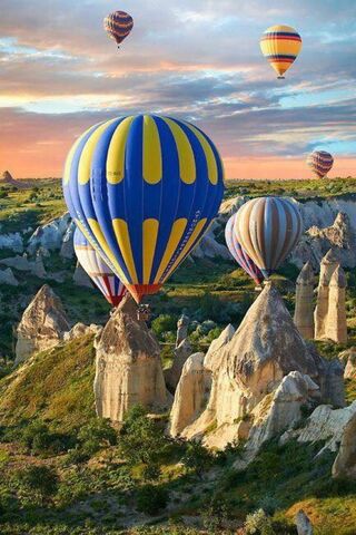 Soaring High: A Colorful Balloon Adventure 🎈🌅