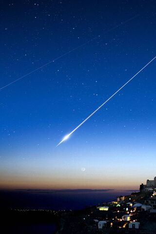 Celestial Wonder: The Night's Shooting Star 🌠