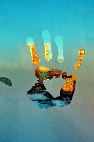 Frozen Imprint: A Moment Captured in Time ❄️🖐️