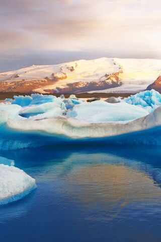 Frozen Serenity: The Beauty of Glaciers ❄️🌊
