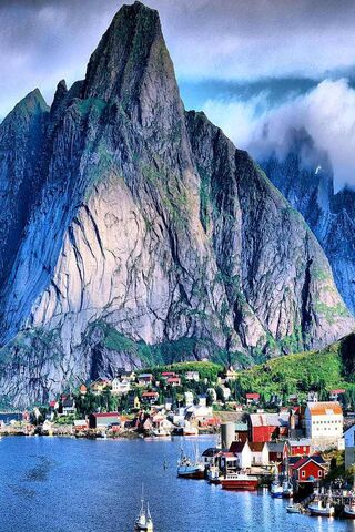 Majestic Peaks and Serene Shores 🌄🏞️