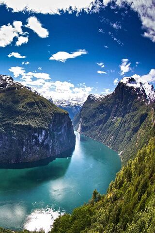 Serenity of the River: Nature's Masterpiece 🌊🏞️