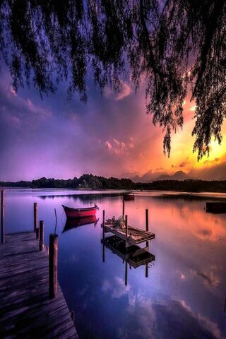 Twilight Reflections: A Serene Evening by the Water 🌅