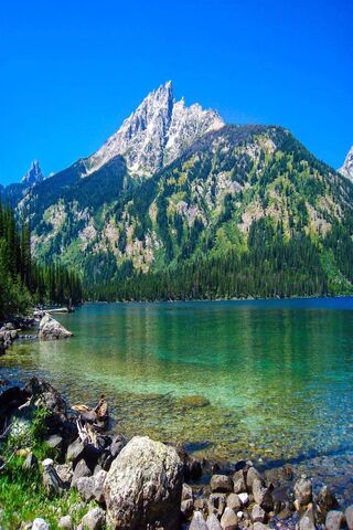 Serenity at Lake Mountain: Nature's Masterpiece 🌄💧