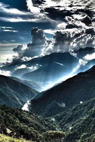 Mystical Mountains Under a Cloudy Canopy 🌥️🏞️