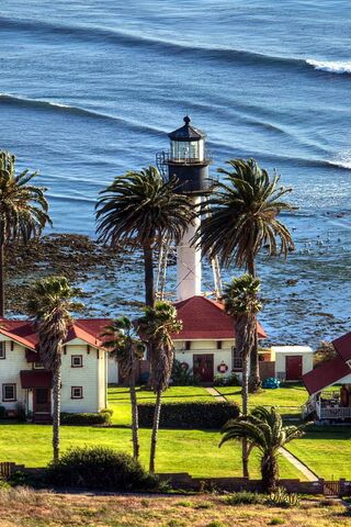 Coastal Serenity: A Lighthouse Retreat 🌊🏖️