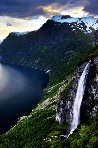Majestic Norway: Nature's Masterpiece 🌄💧