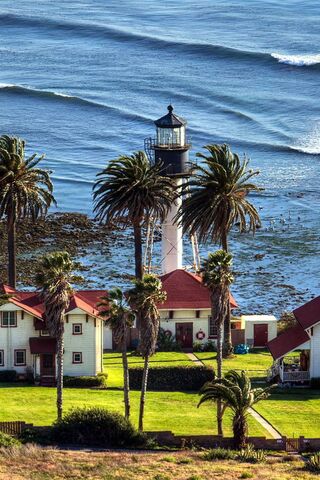 Coastal Serenity: A Lighthouse Retreat 🌊🏖️