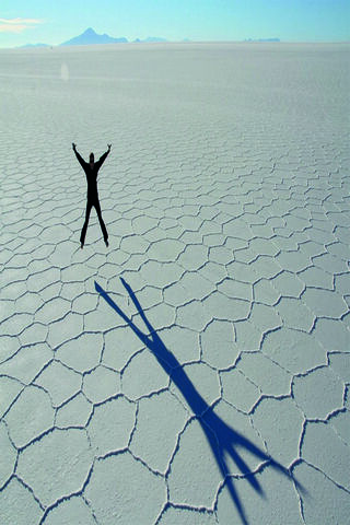 Jumping into the Infinite: Uyuni Salt Desert Adventure! 🌍✨