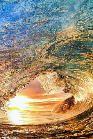 Sunset Waves: Nature's Masterpiece 🌊🌅