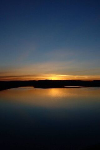 Golden Horizon: A Tranquil Evening