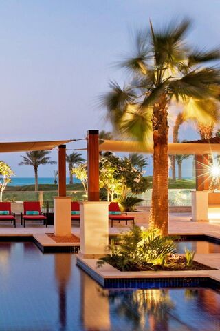 Serene Sunset Oasis 🌴🌅
