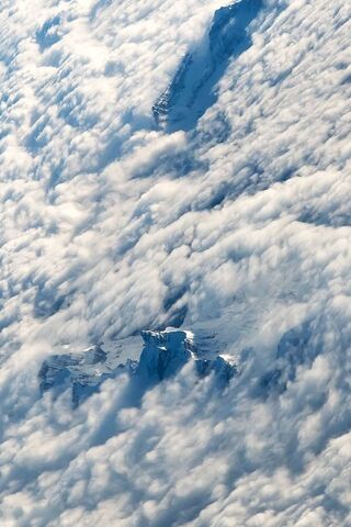 Above the Clouds: A Niceview of Nature's Majesty 🌥️🏔️