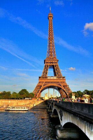 Eiffel Tower: A Parisia..
