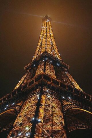 Eiffel Tower: A Glimmering Icon of Paris 🌟