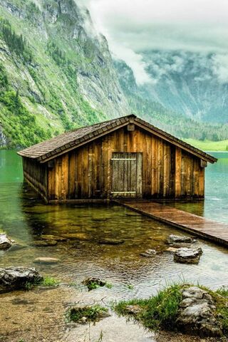 Tranquil Retreat by the Water 🌲🏡