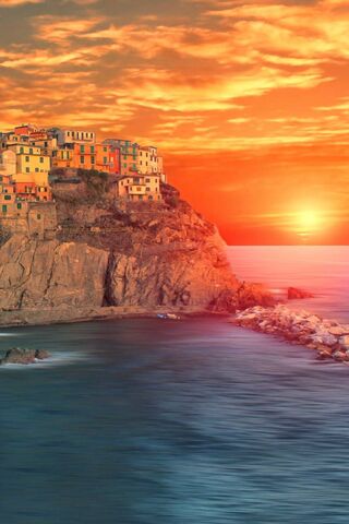 Golden Horizons: A Coastal Sunset