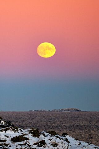 Serene Moonrise Over Tranquil Waters 🌕🌊