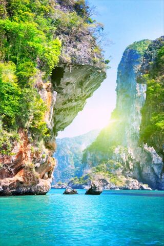 Paradise Found: The Beauty of Thailand's Coastline 🌊🌴