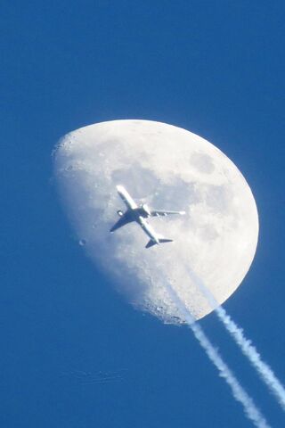 Mặt trăng và máy bay