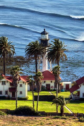 Coastal Serenity: A Lighthouse Retreat 🌊🏖️