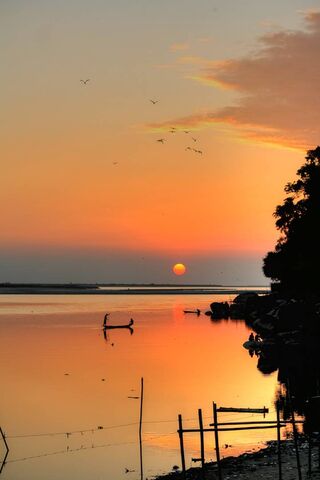 Serene Sunset Reflectio..