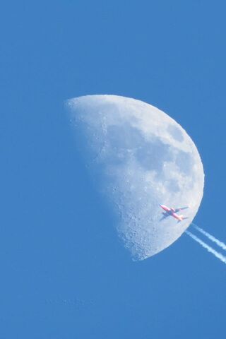 القمر والطائرة