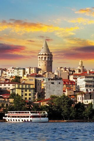 Galata Tower: A Glimpse of Istanbul's Charm 🌅🏰
