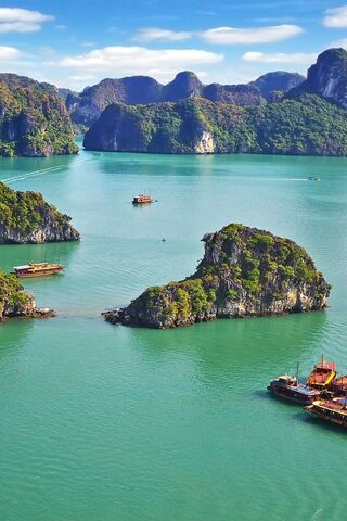 Serenity of Halong Bay: Nature's Masterpiece 🌊🏞️